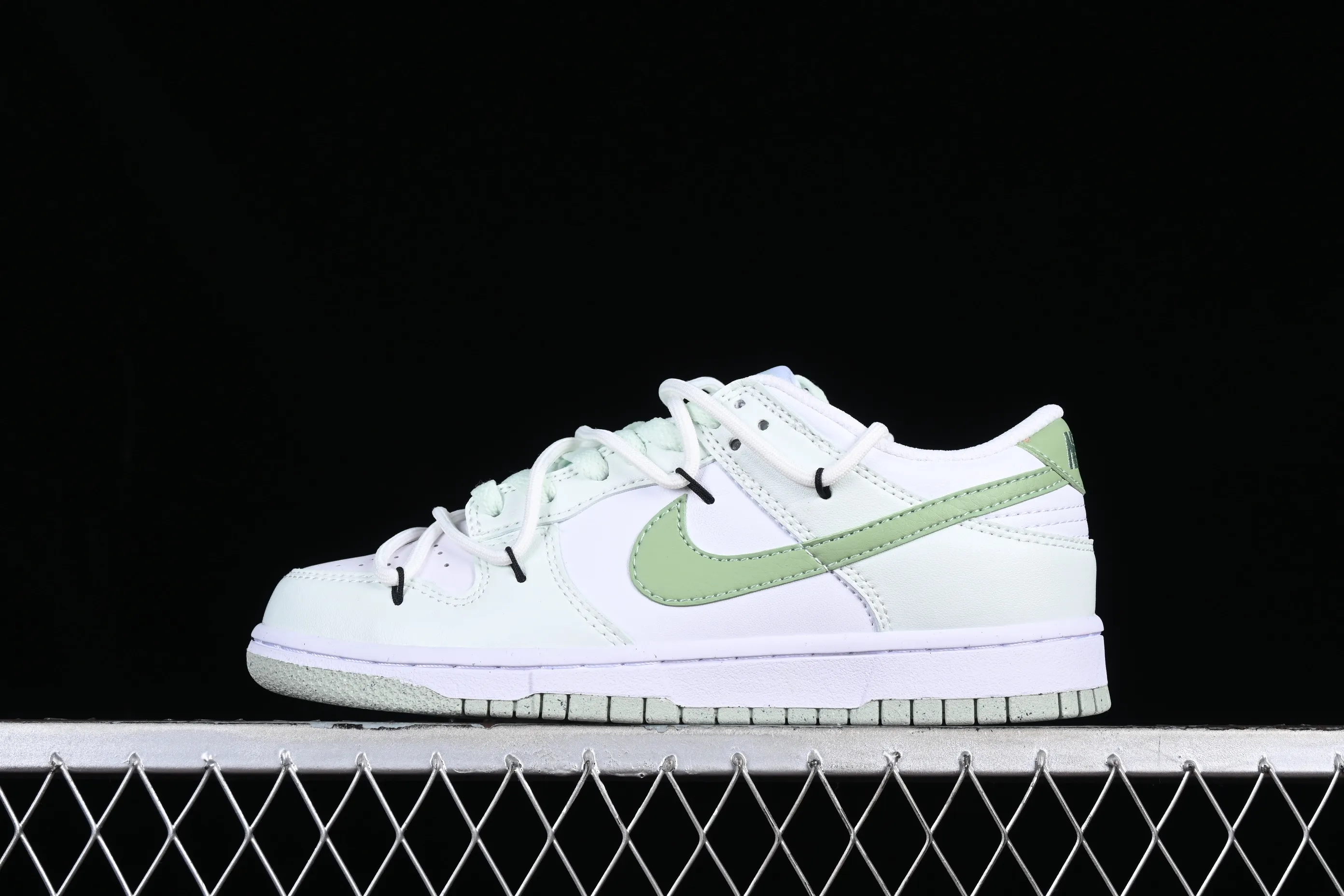 All categories Nk SB Dunk series Nk SB Dunk Low low-top sneakers J version Nk Dunk Low "White Mint" light green strap deconstruction SB smashed backboard fashion casual sneakers DN1431-102